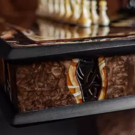 Шахматный стол из корня ореха и янтаря "Инфинити" светлый